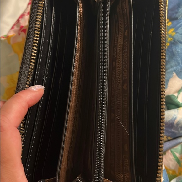 Love moschino wallet in gold preloved condition has lots of slots - Picture 2 of 3